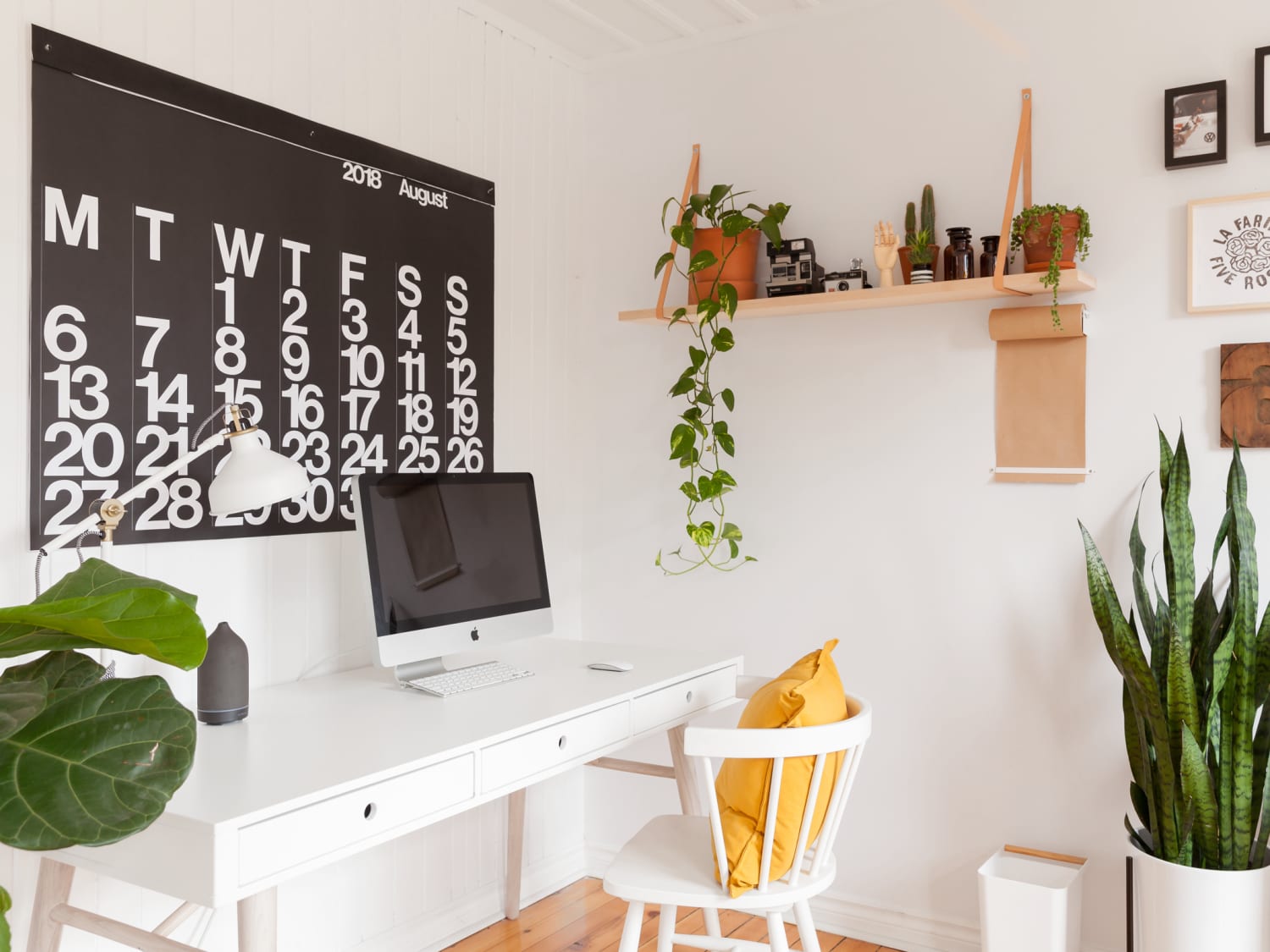 Low profile computer desk shop